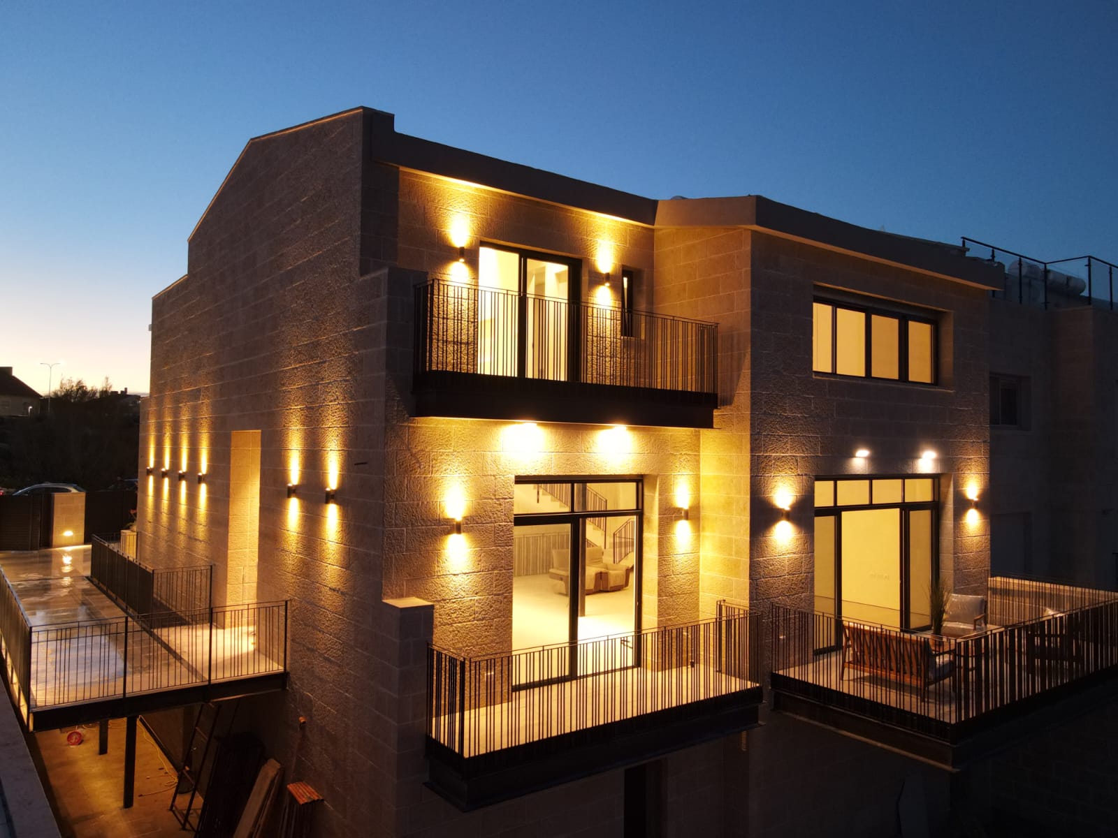 Private House with a Large Built-In Pool For Sale!!