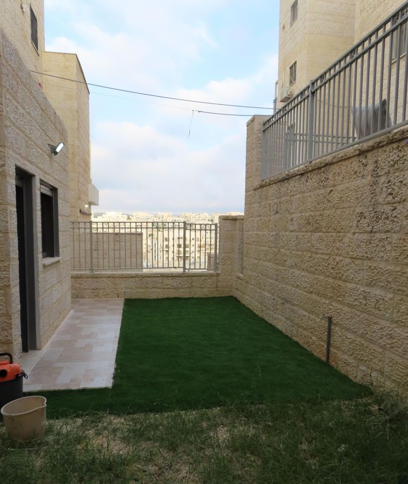 Stunning & 6-Room Apartment with Private Garden in RBS G