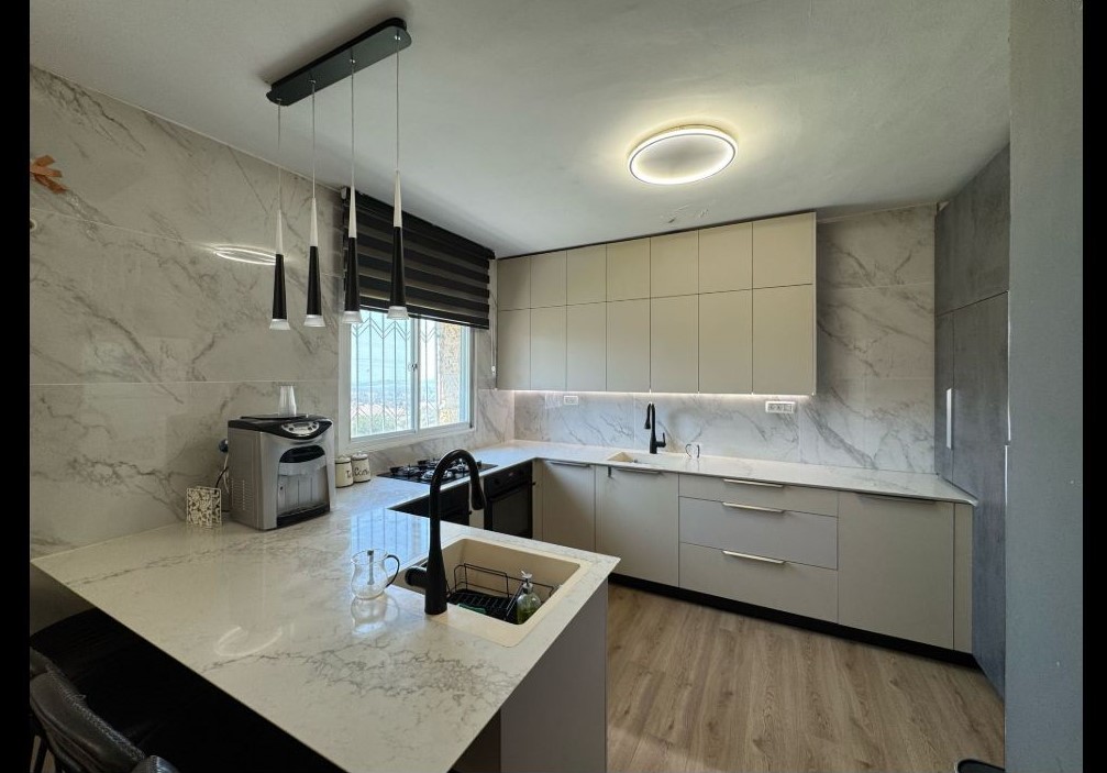4 Room Upgraded Apartment in Central Location